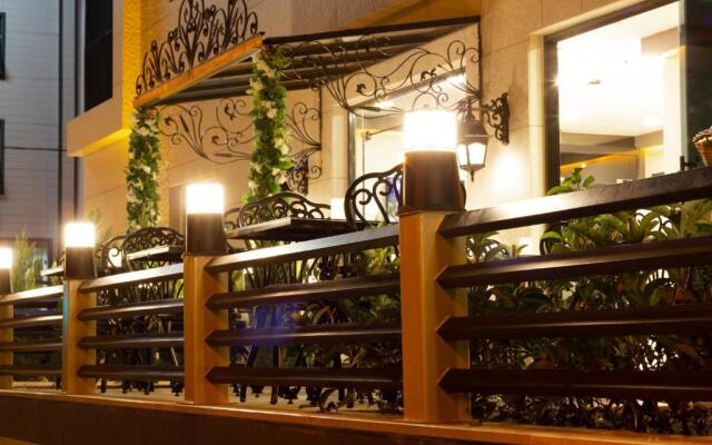 L'opera Deluxe Hotel