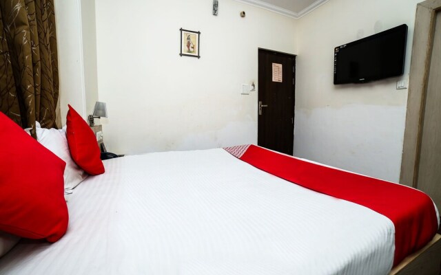 OYO 15248 Hotel Shreemaa