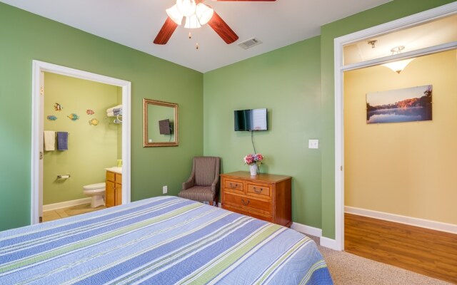 Lakefront Huddleston Condo w/ Community Pool