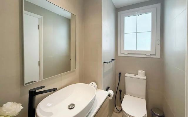 Luxury Short Term Stay 2BHK plus Maids - RANCHES