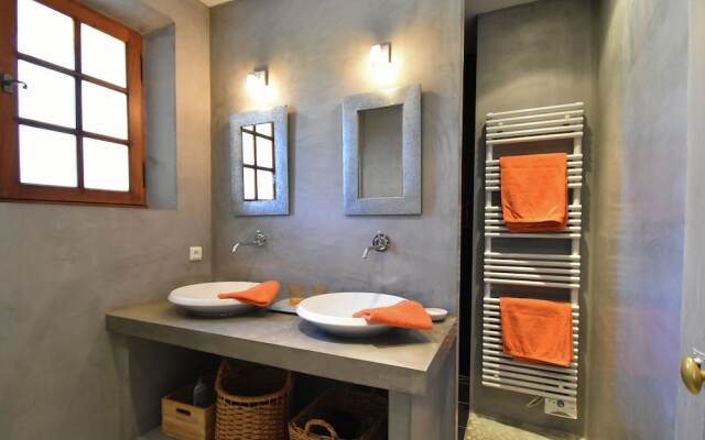 Luxurious Villa in Roussillon With Private Swimming Pool