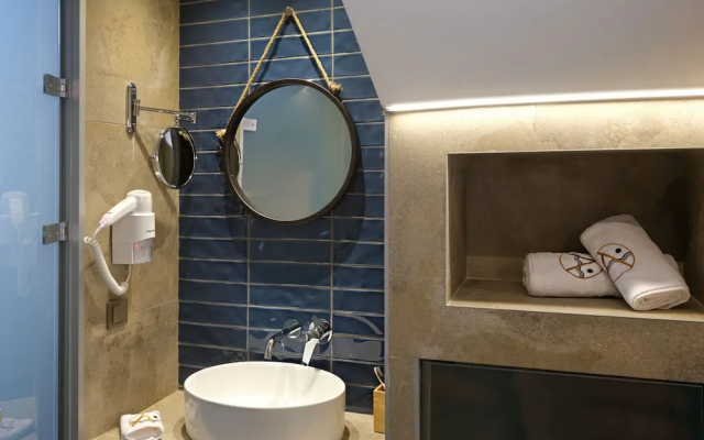 Akrolithos luxury suites