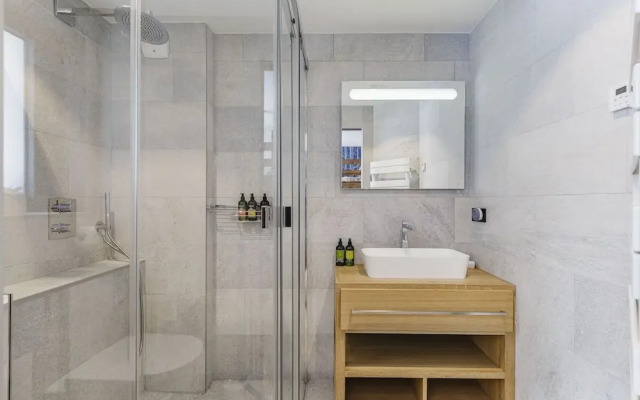 Chalet Black Squirrel Luxury Retreat With hot tub Sauna