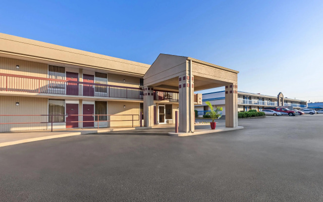 Super 8 by Wyndham Commerce