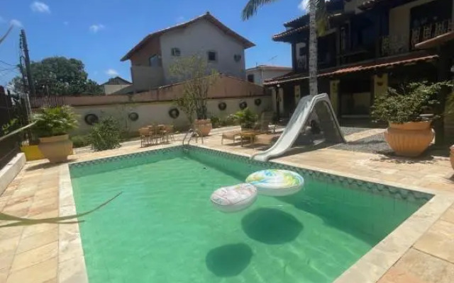 Suíte com varanda vista piscina