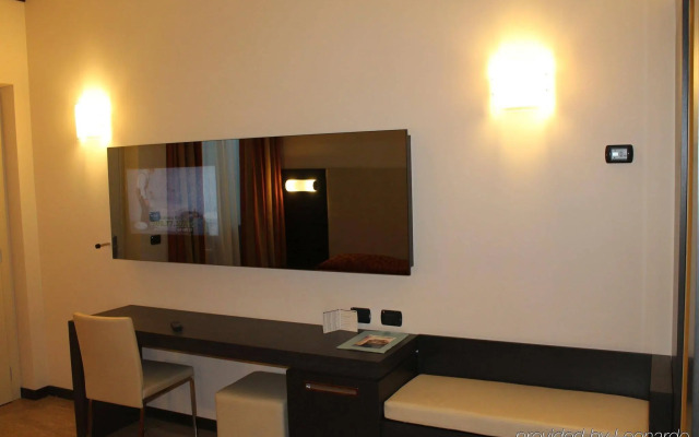 Raya Hotel Motel