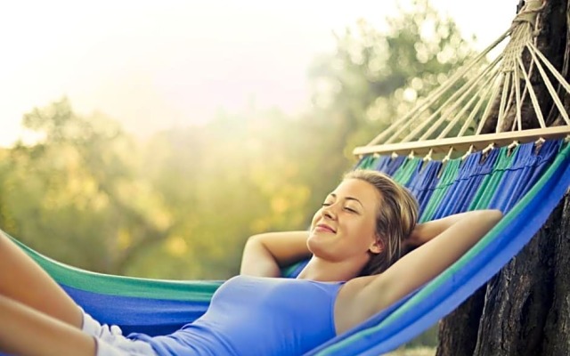 חוף גולן על שפת הכינרת אוהלים ממוזגים ובקתות עץ