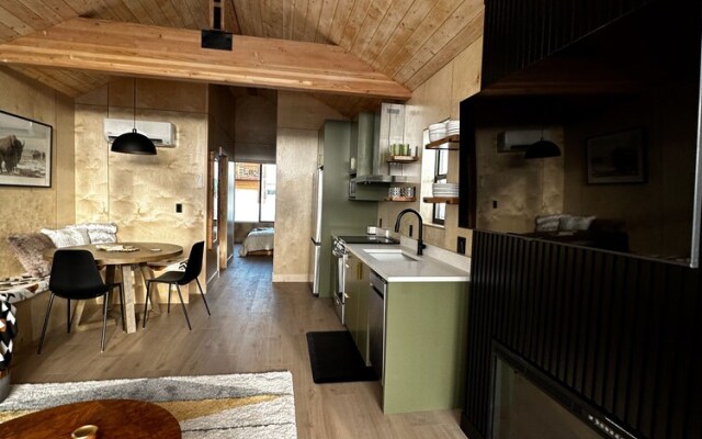 Yellowstone Peaks Hotel