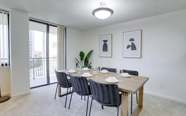 Charming Elegance Crystal City Apartment
