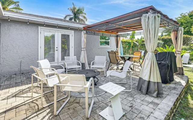 Near 5th Ave & Beach! Family-friendly Naples Home