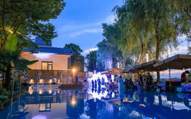 Tianmu Lake Yuhu Peninsula Hot Spring Hotel