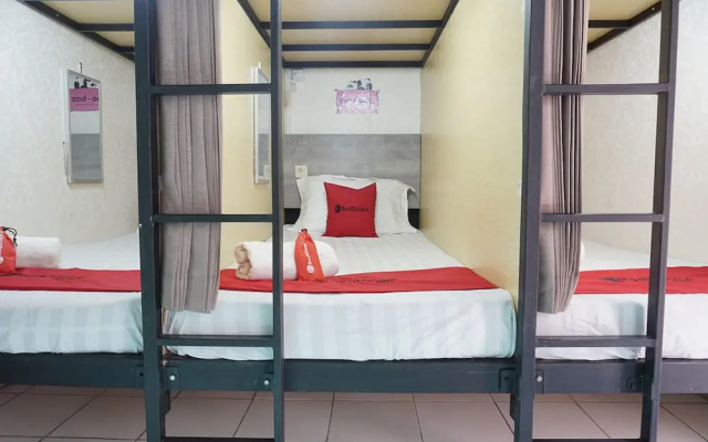 RedDoorz Hostel @ Borobudur Street