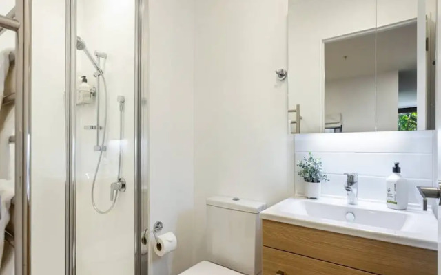 Sunny Retreat In Heart Of Cbd