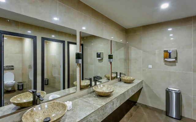 Alisa Hotel Tema