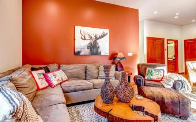 Eagle Springs East 101: Red-Wing Suite