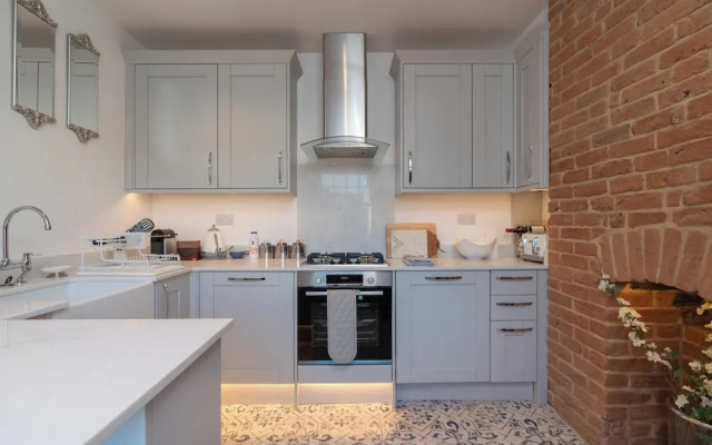 Gloucester Place Townhouse with Hot Tub