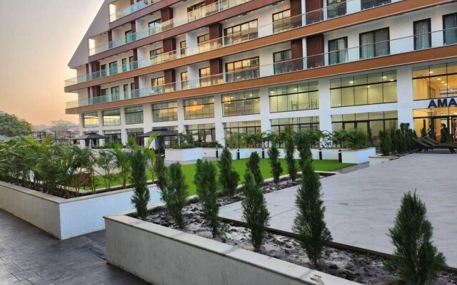 Luxurious & Comfy Gem-5 Star Location-pools, Gym!