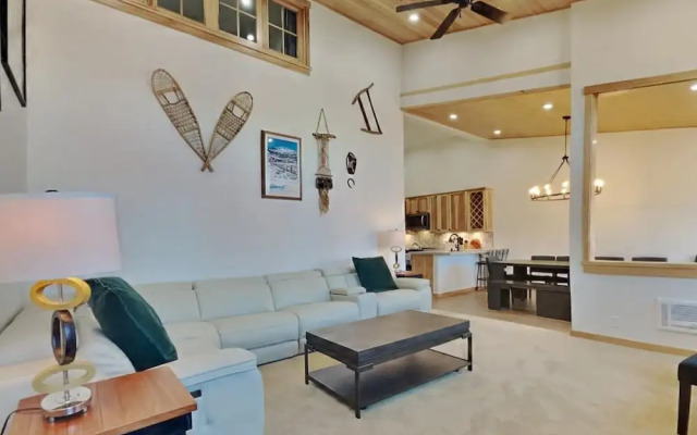 Spacious Condo with Loft, Next to Onsite Ski and Snowboard Rentals! by RedAwning