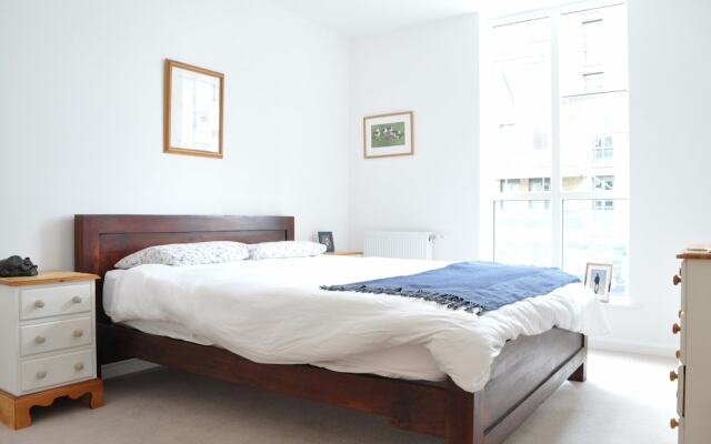 East London 2 Bedroom Flat With Balcony