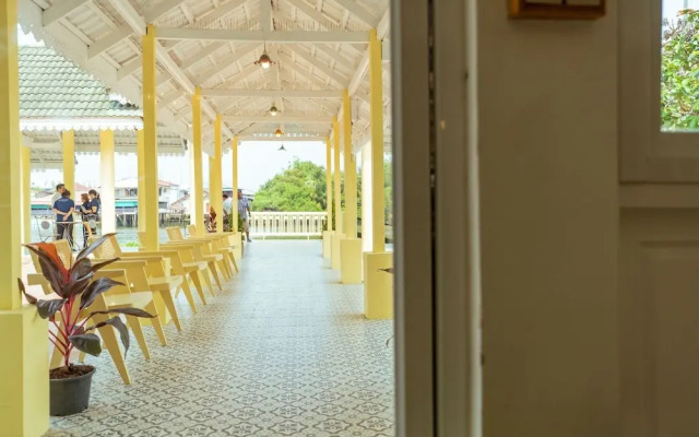 RoomQuest Baan Khun Phra The Iconic