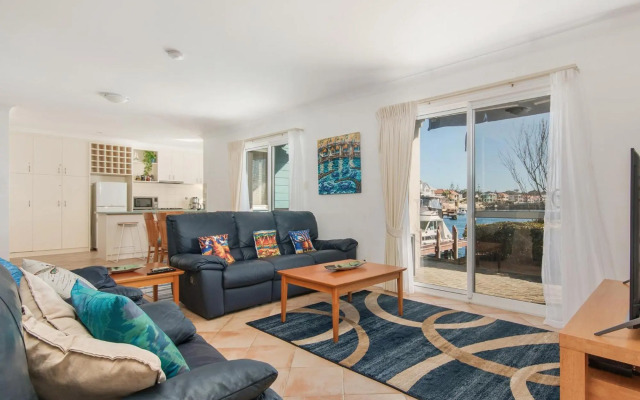 Waters Edge Apartment with Jetty