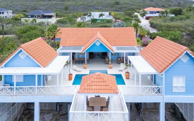 Ocean Whisper Villa in Sint Willibrordus
