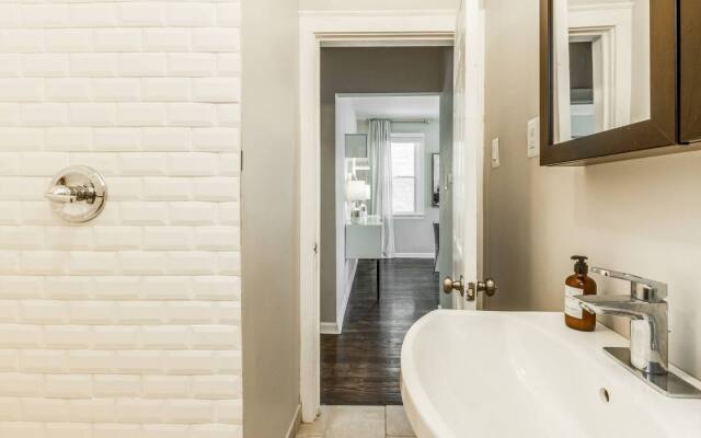 Great 6 Bedroom Peaceful Family Retreat in the University District