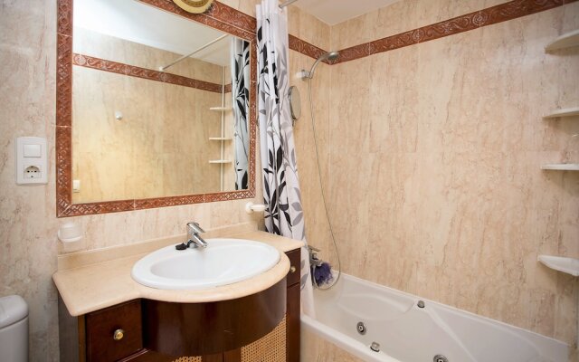 3 bed apartment close to beach BB43
