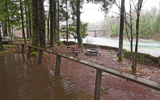 Wild Sky Escape - One Bedroom Cabin with Hot Tub