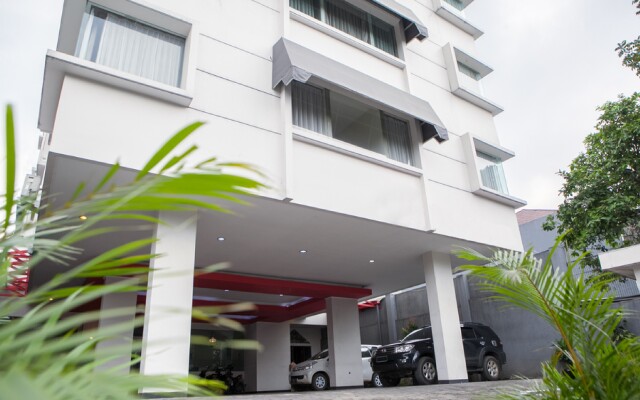 RedDoorz Near Trans Studio Mall 3