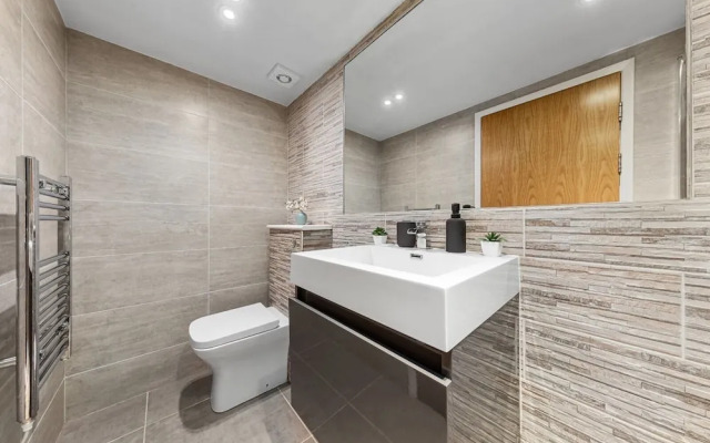 Modern Battersea Suite - London City Retreat