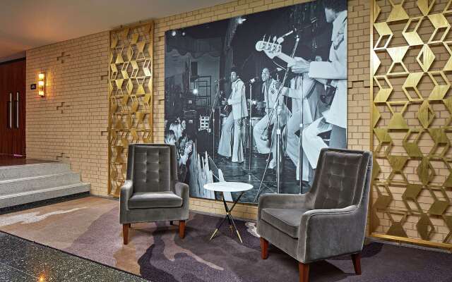 The Statler Dallas Curio Collection By Hilton