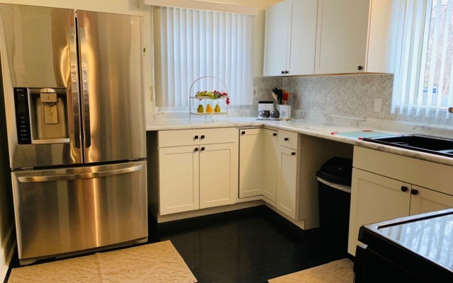 Spacious Luxury home, 5 min to Detroit golf club/ 4 car free parking!