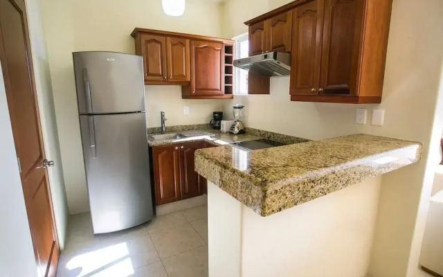 1BR Condo - Best Location! Pool+beach! Sleeps 4!!