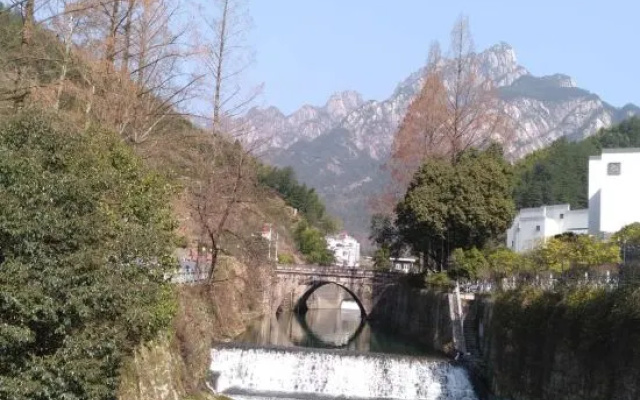 Huayuan Homestay (Huangshang Scenic Area South Gate)