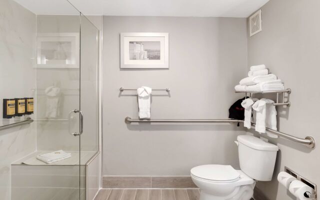 Best Western Plus Commerce Hotel