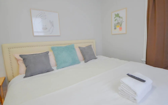 Lovely 3-Bedroom Apt with free parking