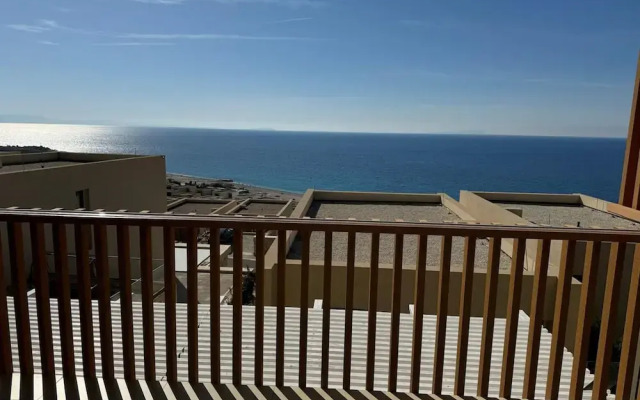 Sunny Coastal Getaway Green Coast