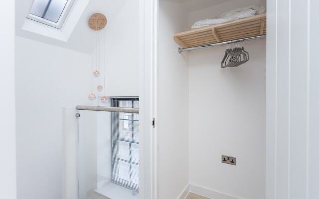 Chic & Newly Refurbished Townhouse in Bath