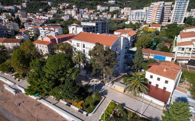 De Lux Apartments