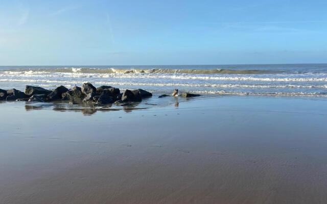 Ruim zonnig appartement op 50m van strand