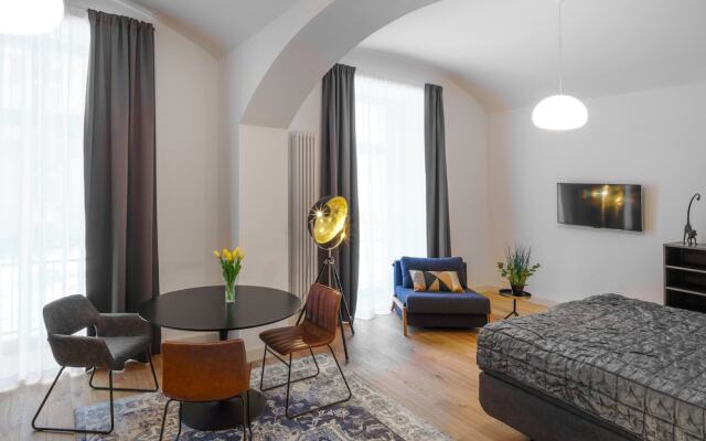 MN6 Luxury Suites by Adrez Living