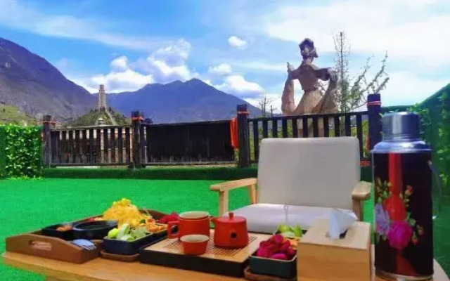 Maoxian Ancient Qiangcheng Yihuatang Hotel
