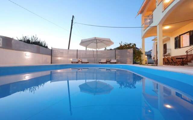 Max - Luxurious With Pool - A1