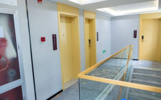 Wan W Xin Hotel (Shanghai Wujiaochang Changhai Hospital)