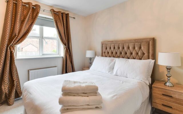 Charming 2-bed House in Middleton Manchester