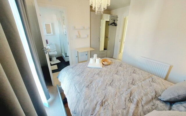 Room in Guest Room - Ensuite Double Room, Full Kitchen, in 3-bed Home