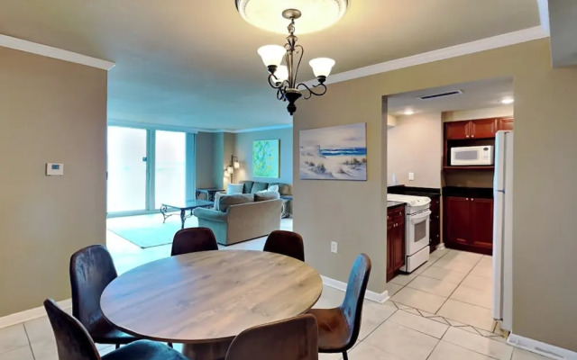 Sabine Yacht & Racquet #8D