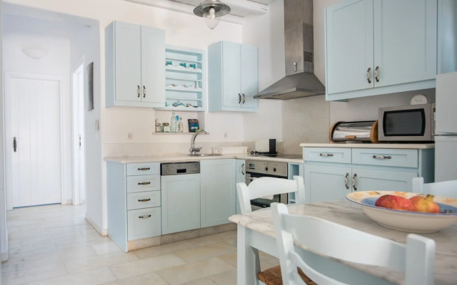 Family Seafront Villa, 1´ From the Beach