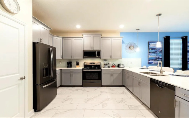 Stunning Villa With Pool, Near All Attractions